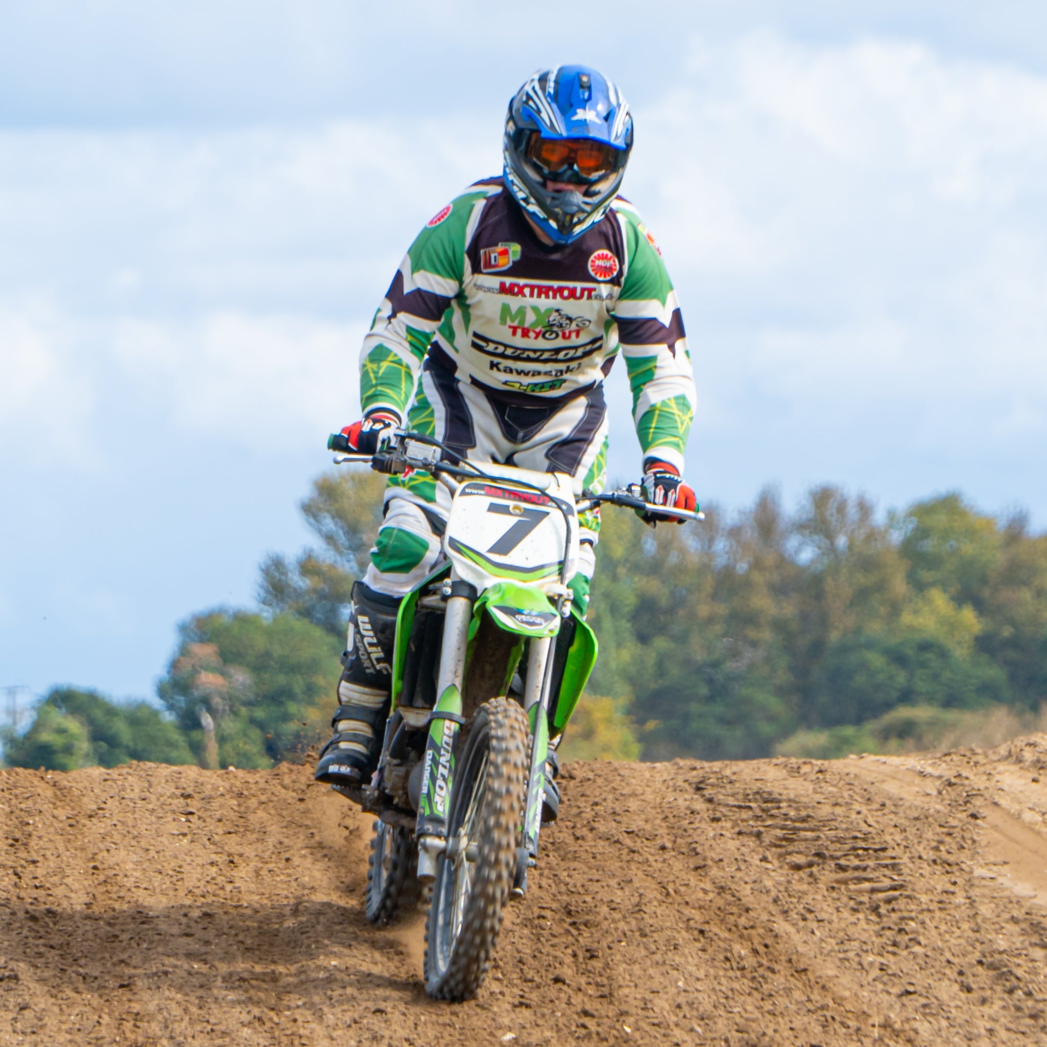 Adult 85cc big wheel off road motocross try out experience day, ideal for adult beginners. Motocross dirt bike bike, all protective clothing and tuition provided by qualified trainers